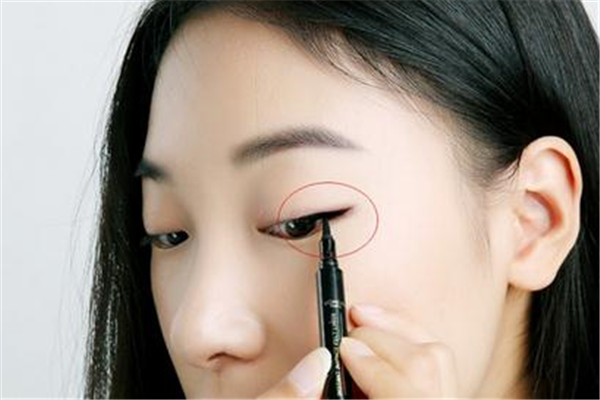 下眼线在眼妆中起到呼应上眼线的作用,可以让眼睛看起来更