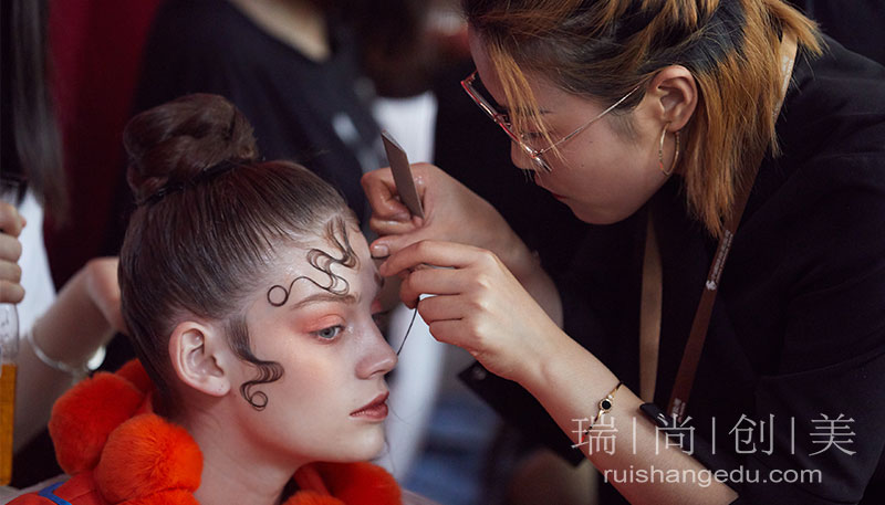 2022年化妆师如何找到优质工作？