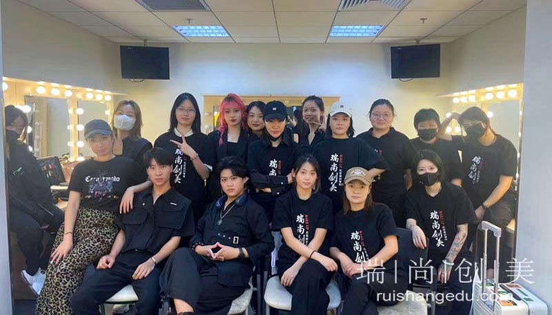 一夜之间上千人失业！学门技术才是保命法则