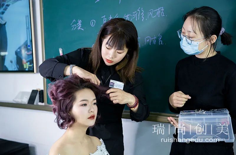 想要成为新娘跟妆师，是去化妆学校学习比较好吗？