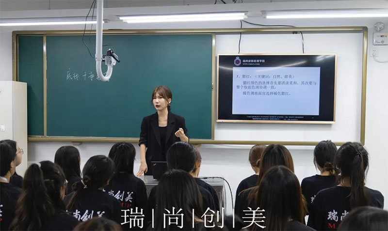 春节期间化妆学校学员日赚千元！现在学化妆来得及