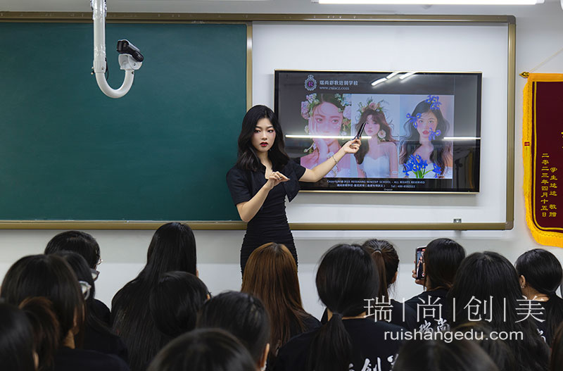 想要将来工作薪资高，应该如何选择化妆课程？
