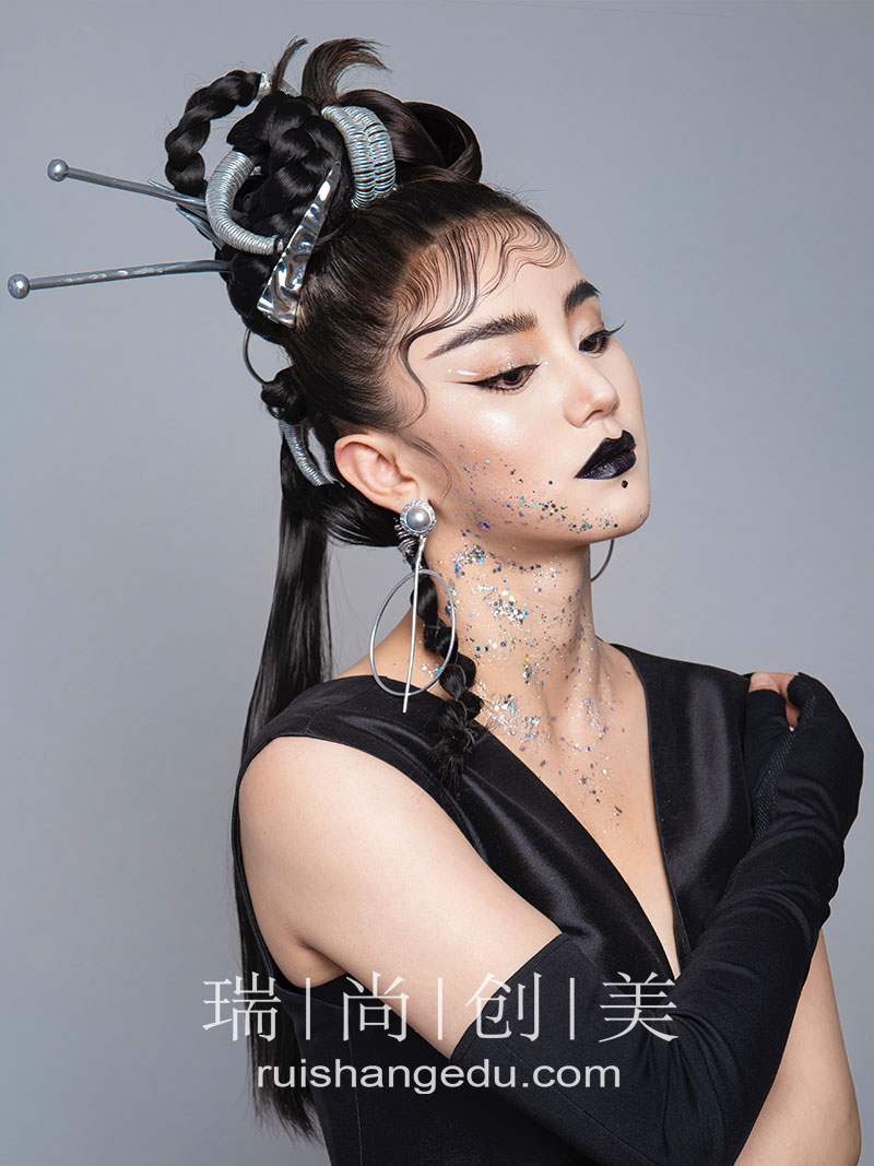 想要将来工作薪资高，应该如何选择化妆课程？