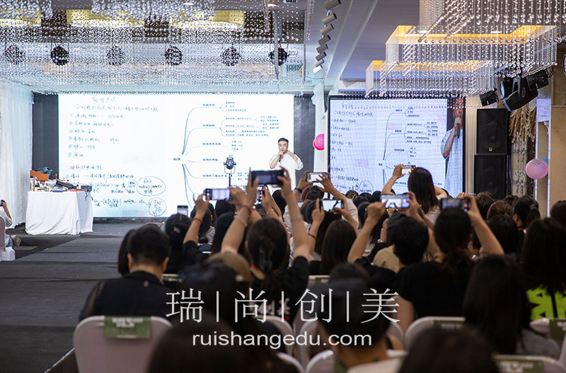 新手化妆师破圈指南：六大策略助你提升知名度，吸引源源不断的客户