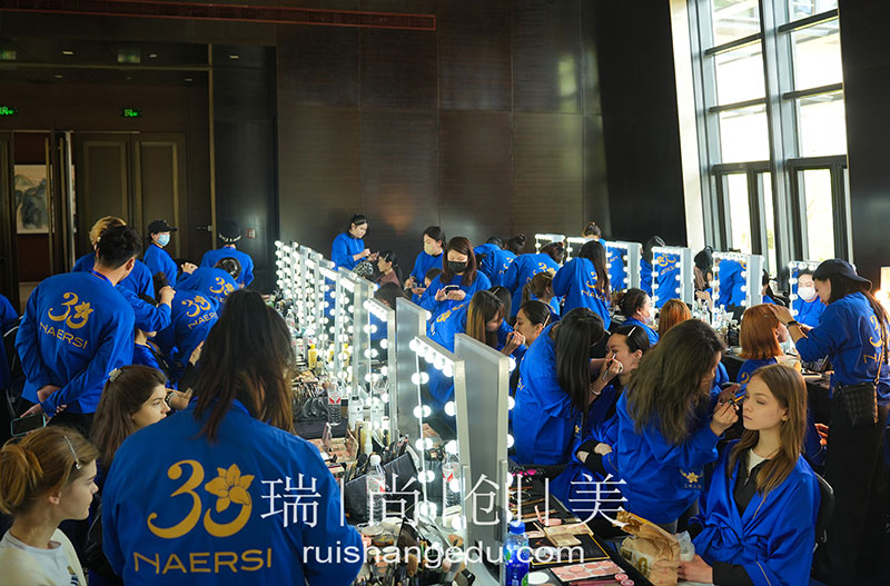 学化妆:一个永远好赚钱的赛道,你准备好了吗?