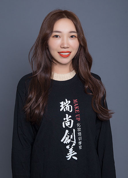 文慧：感谢洋洋老师带领我们走进了化妆的世界