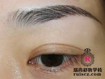 做韩式定妆眉、韩式定妆眼线的人多吗?