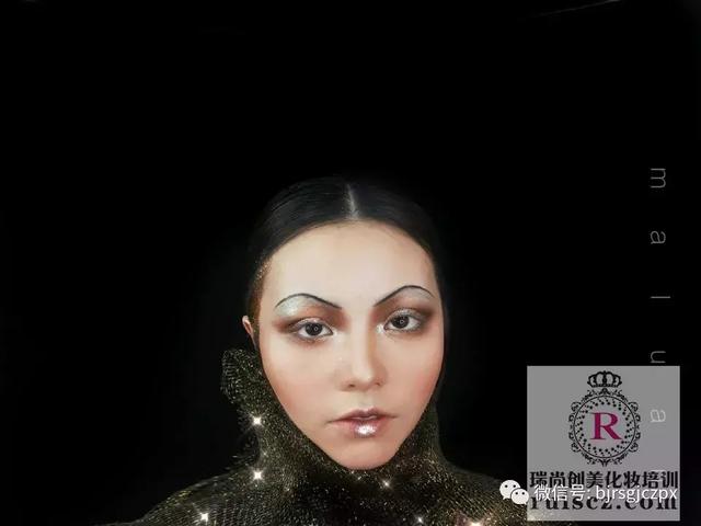 时尚感金属妆容，居然还有三个版本？