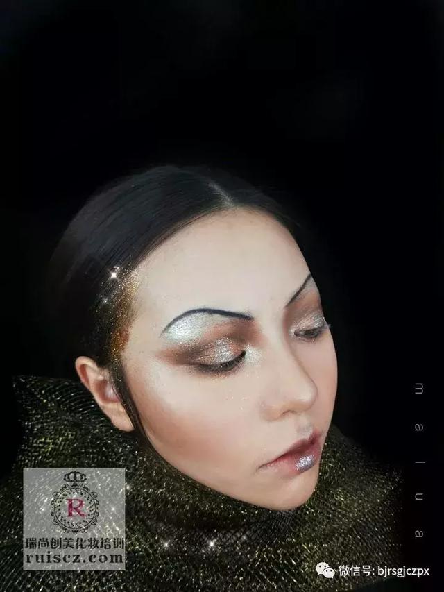 时尚感金属妆容，居然还有三个版本？