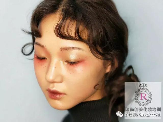 时尚感金属妆容，居然还有三个版本？
