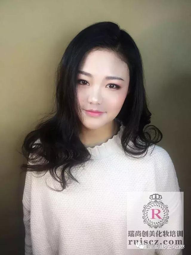 时尚感金属妆容，居然还有三个版本？
