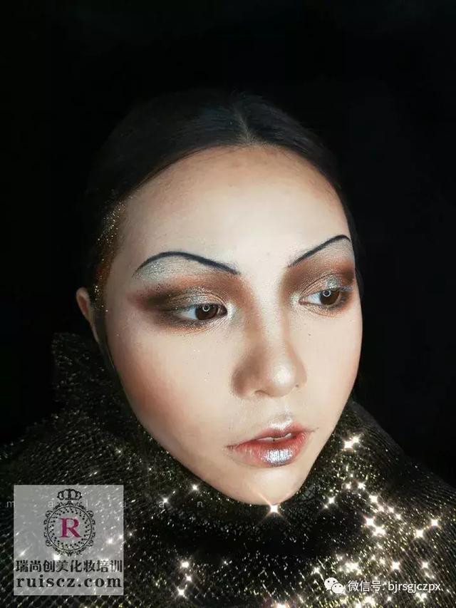 时尚感金属妆容，居然还有三个版本？