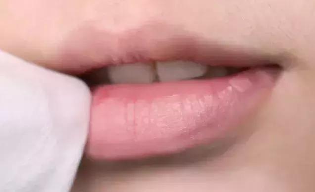 口红不沾杯的画法，这个一定得了解下！