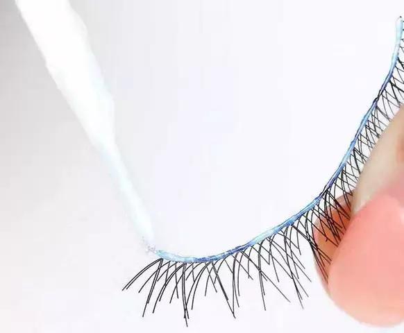 为什么你的睫毛总是贴的不翘还扎眼？
