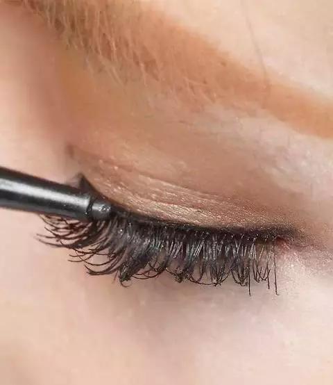 为什么你的睫毛总是贴的不翘还扎眼？