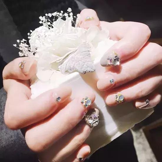新娘大作战：备战黄金周，做上美美的新娘甲去拍婚纱照吧！