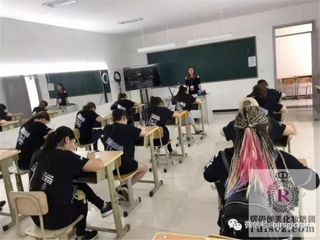 学化妆还能提前感受大学生活？厉害了我的化妆师！