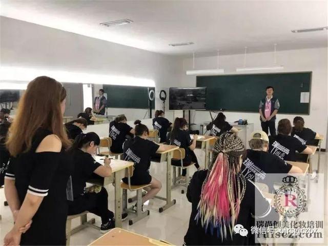 学化妆还能提前感受大学生活？厉害了我的化妆师！