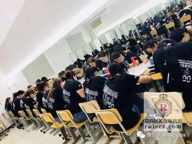 化妆师想走的更远,有更好的发展,就学影视化妆