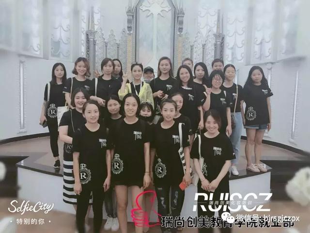 职业化妆师岗前就业指导,北京水晶之恋婚纱摄影基地