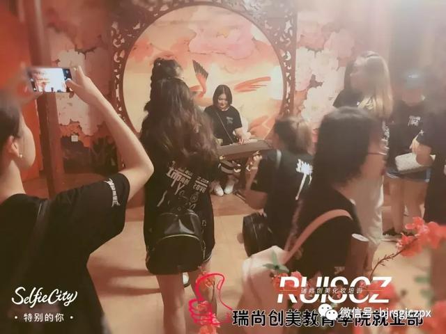 职业化妆师岗前就业指导,北京水晶之恋婚纱摄影基地