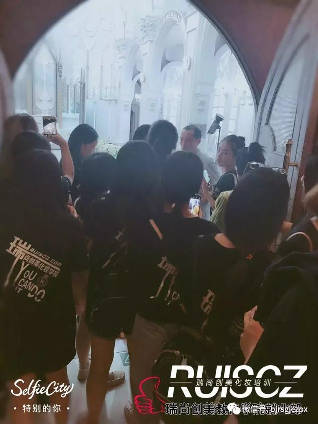职业化妆师岗前就业指导,北京水晶之恋婚纱摄影基地