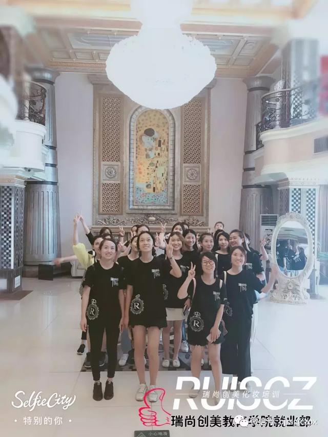 职业化妆师岗前就业指导,北京水晶之恋婚纱摄影基地