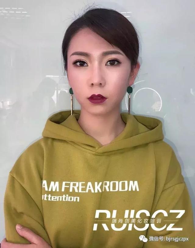 秋冬超抢戏的质感职业妆,安排上了!