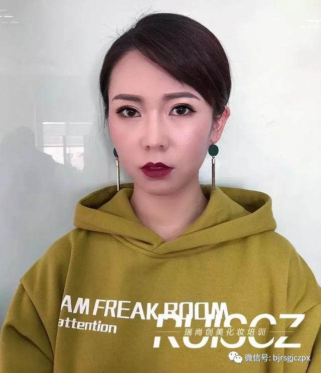 秋冬超抢戏的质感职业妆,安排上了!