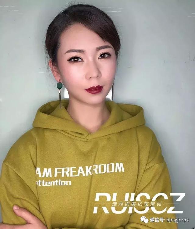 秋冬超抢戏的质感职业妆,安排上了!