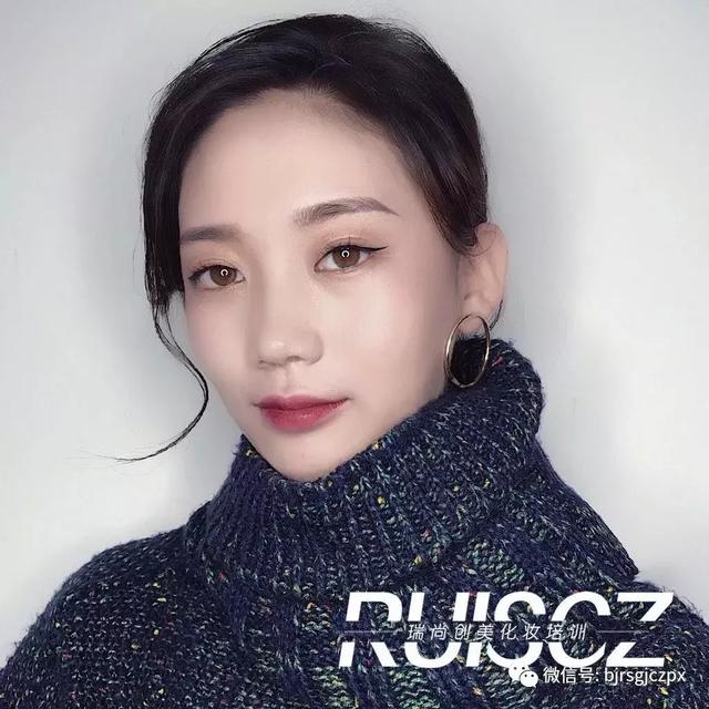 秋冬超抢戏的质感职业妆,安排上了!