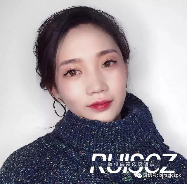 秋冬超抢戏的质感职业妆,安排上了!