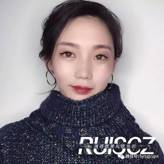 秋冬超抢戏的质感职业妆,安排上了!
