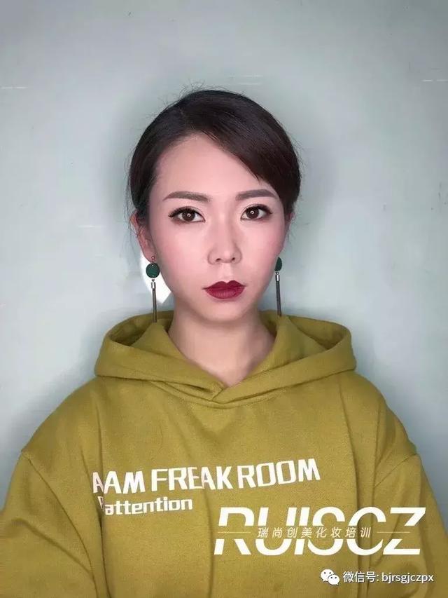 秋冬超抢戏的质感职业妆,安排上了!