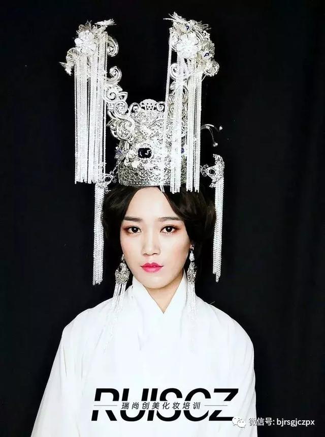古装剧里精致的服道化,化妆师绝对是很重要的一环!