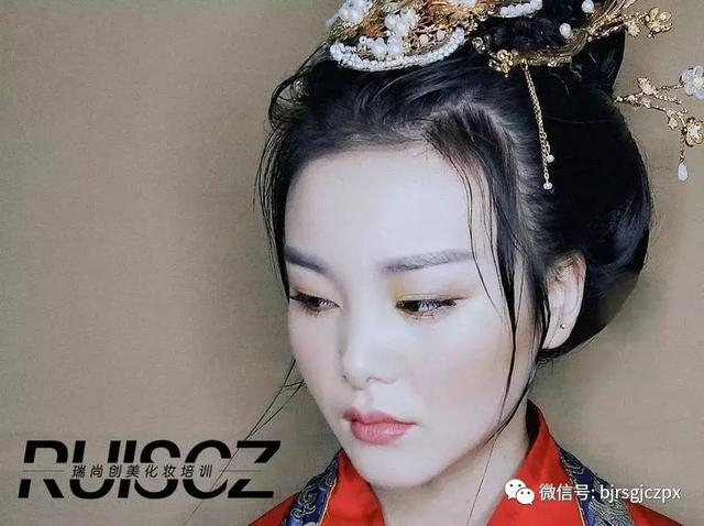 古装剧里精致的服道化,化妆师绝对是很重要的一环!