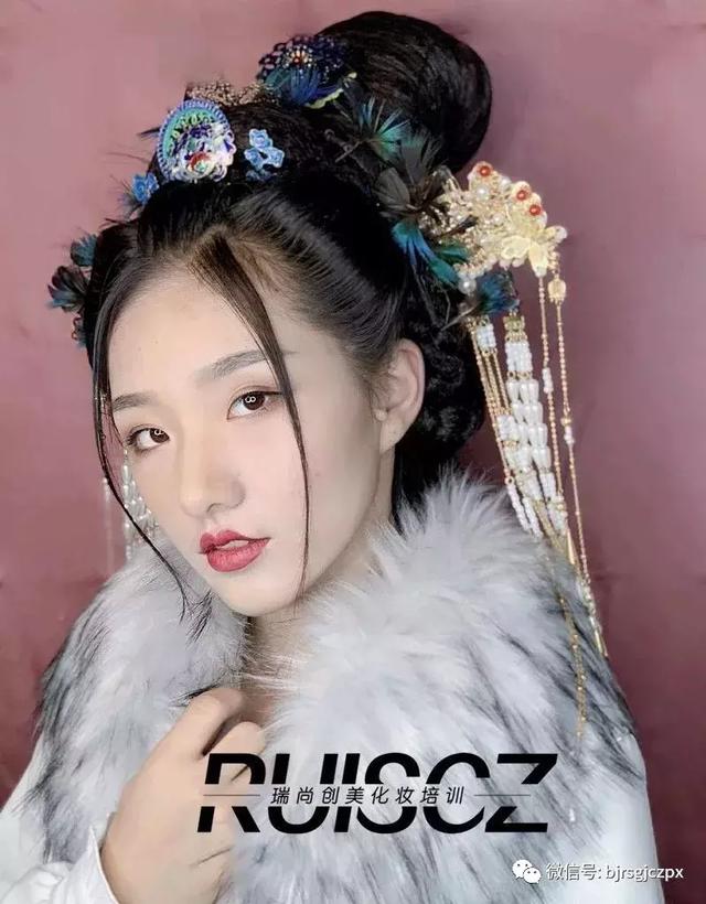 古装剧里精致的服道化,化妆师绝对是很重要的一环!