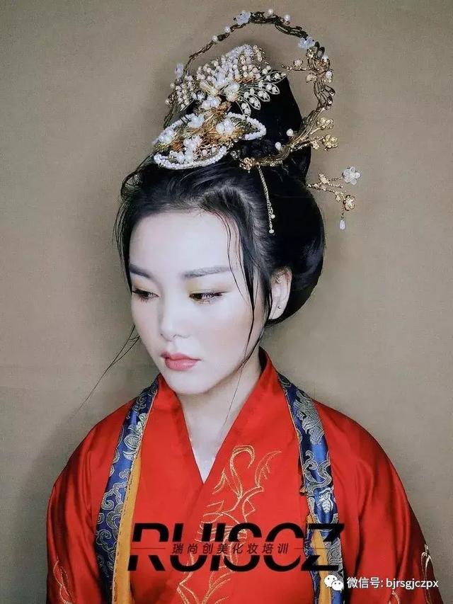 古装剧里精致的服道化,化妆师绝对是很重要的一环!