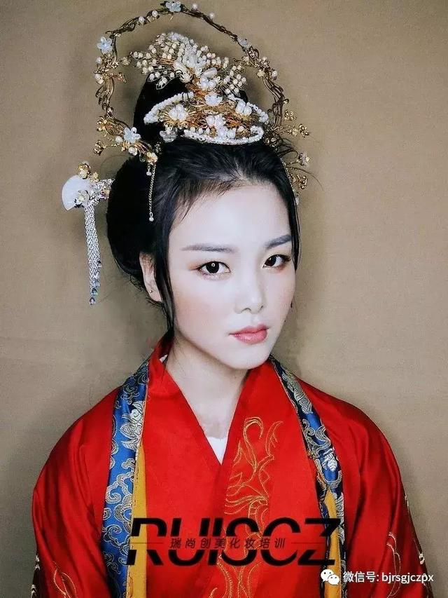 古装剧里精致的服道化,化妆师绝对是很重要的一环!