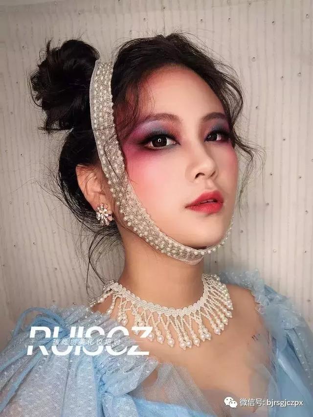 色彩艺术强势回归,多元化另类彩色烟熏妆