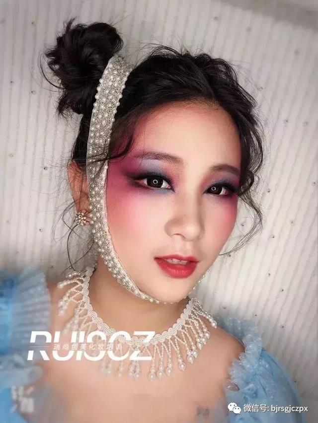 色彩艺术强势回归,多元化另类彩色烟熏妆
