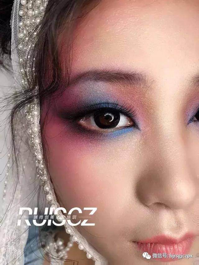 色彩艺术强势回归,多元化另类彩色烟熏妆