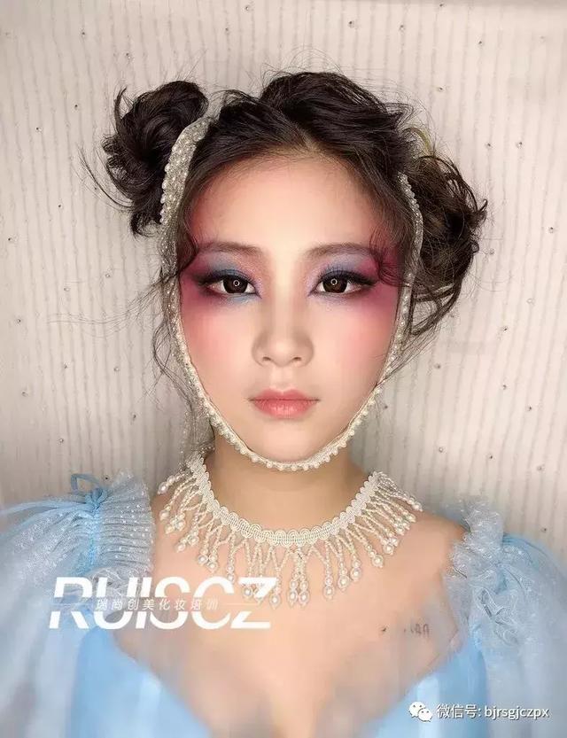 色彩艺术强势回归,多元化另类彩色烟熏妆