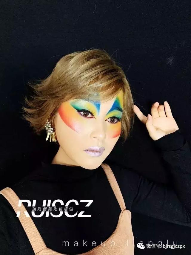 色彩艺术强势回归,多元化另类彩色烟熏妆