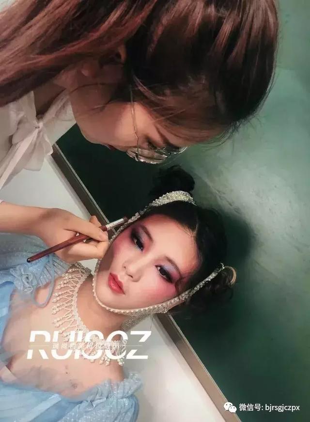 色彩艺术强势回归,多元化另类彩色烟熏妆