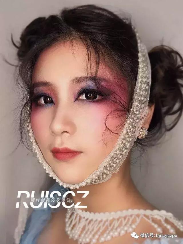 色彩艺术强势回归,多元化另类彩色烟熏妆