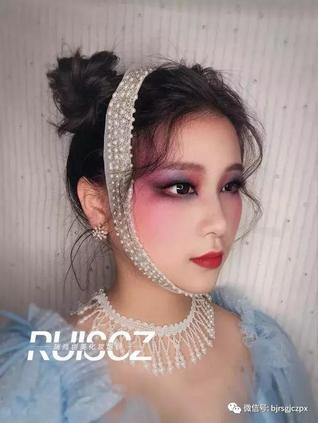 色彩艺术强势回归,多元化另类彩色烟熏妆