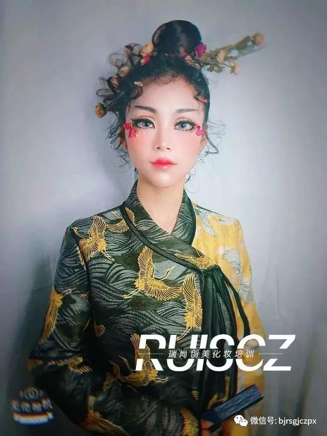 日系大眼妆容的秘密,化妆师的神秘力量?