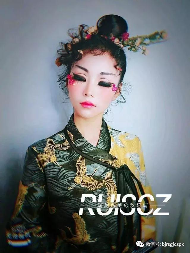 日系大眼妆容的秘密,化妆师的神秘力量?