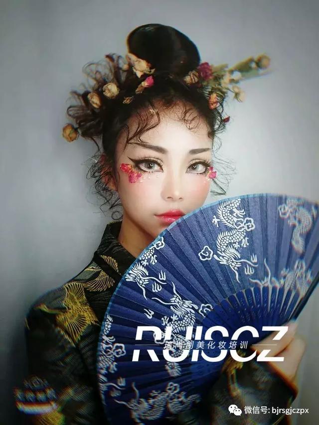 日系大眼妆容的秘密,化妆师的神秘力量?